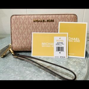 Micheal kors wallet BNWT
(All Offers Acepted)